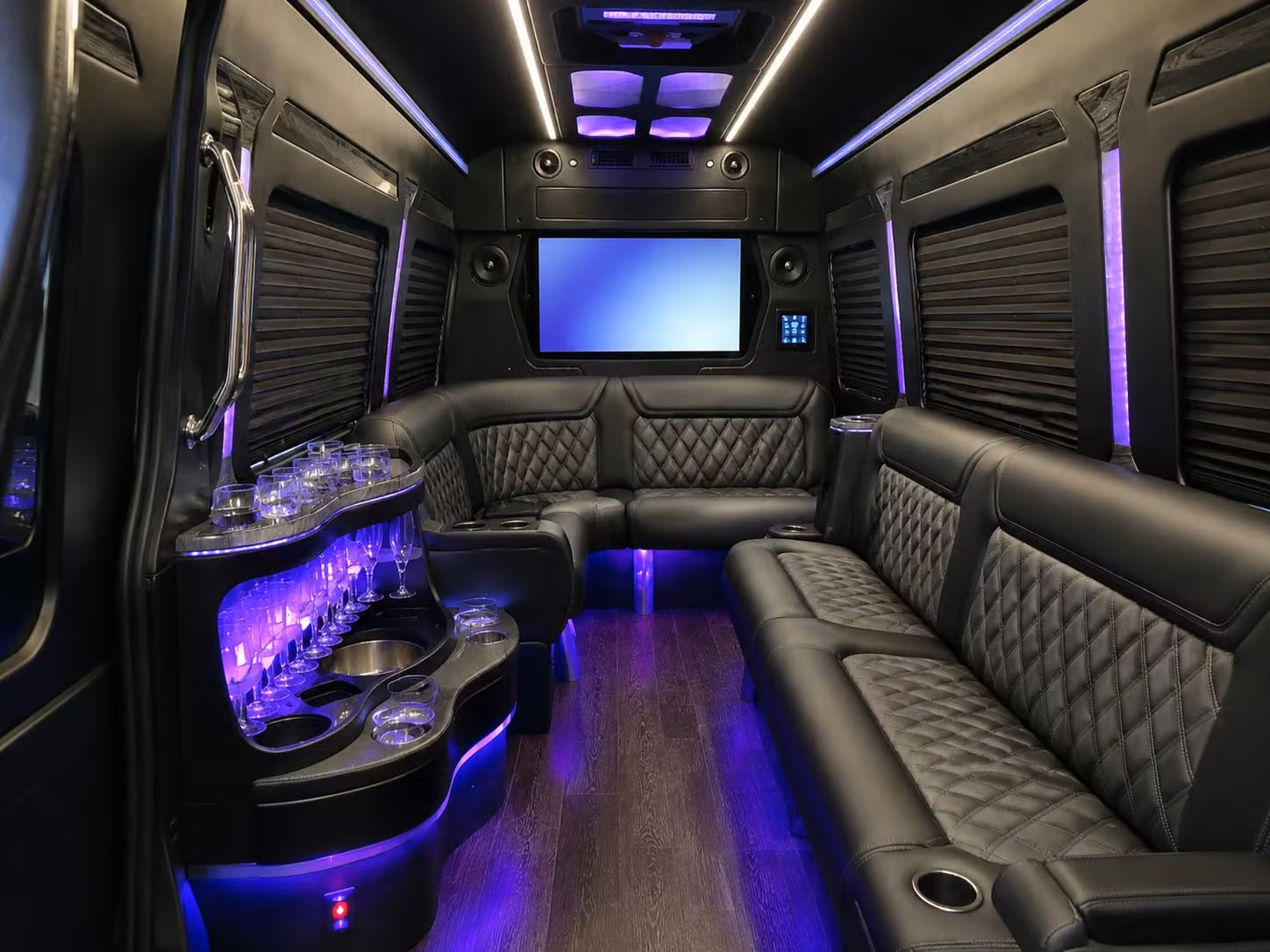 coachbusclarksville com makes it possible to book airport transfers for wedding guests flying into nashville